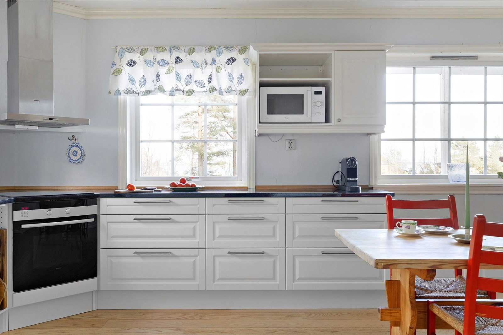 Her er det godt med lysinnslipp gjennom de 2 store vinduene på kjøkkenet Galleribilde