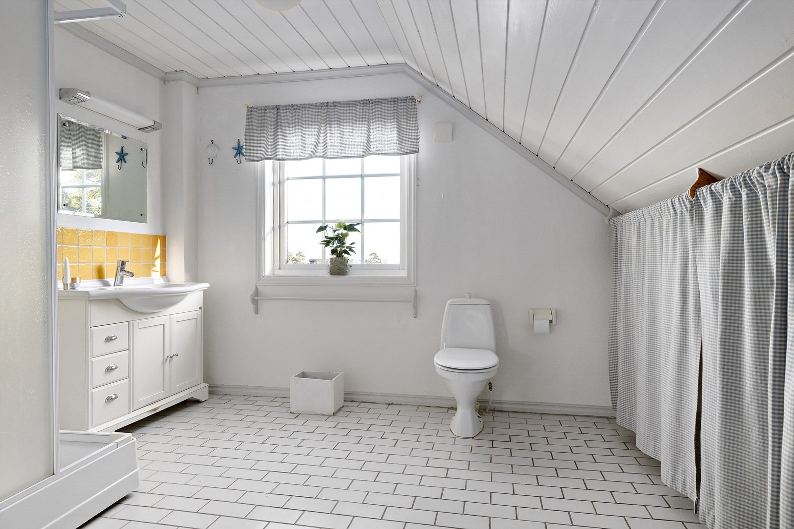 Bad i 2. etasje: Med dusjkabinett, vaskeservant og gulvmontert toalett. Galleribilde