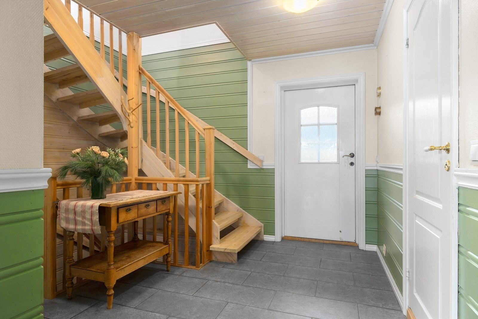 Entreen har trapp opp til 2. etasje og ned til underetasjen. Galleribilde