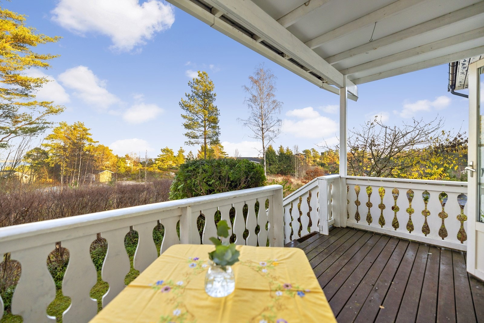 Overbygget terrasse på 7,5 m² med utgang fra stue Galleribilde