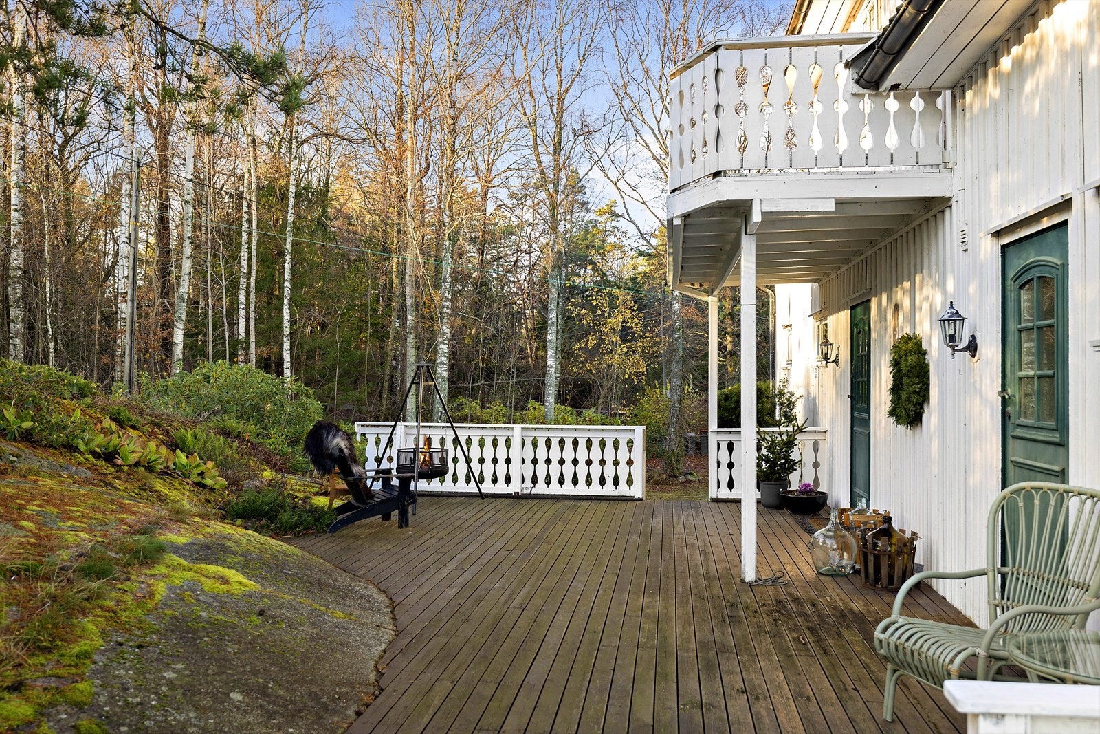 Her finner du flere uteplasser rundt hele boligen Galleribilde