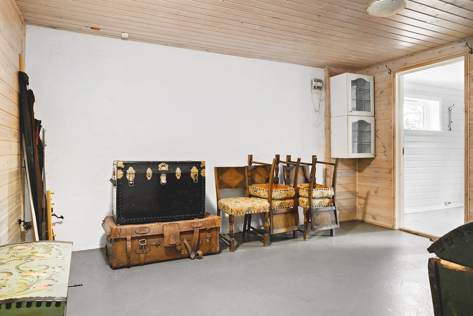 Det elektriske anlegget er delvis eldre, og selv om det fungerer, kan det være lurt å vurdere en grundig el-sjekk ved renoveringer. Galleribilde