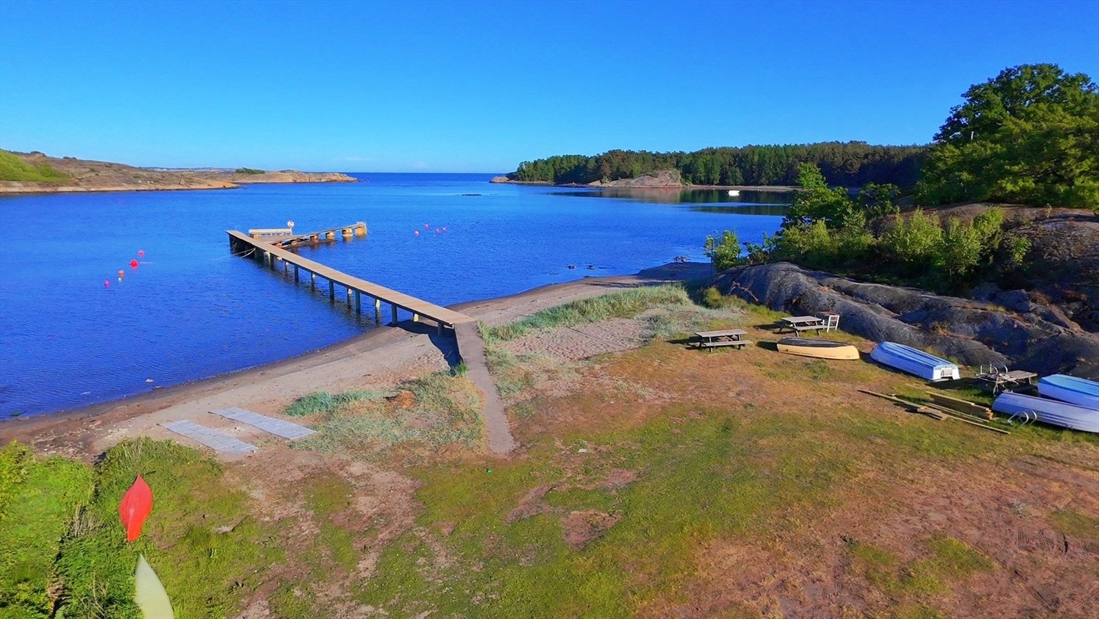 Fellesområdet ved sjøen - et samlingspunkt for lek, bading og båtliv. Her finner du nylig oppgradert brygge, gode solforhold, og plass til joller og småbåter på land i vintersesongen. Galleribilde