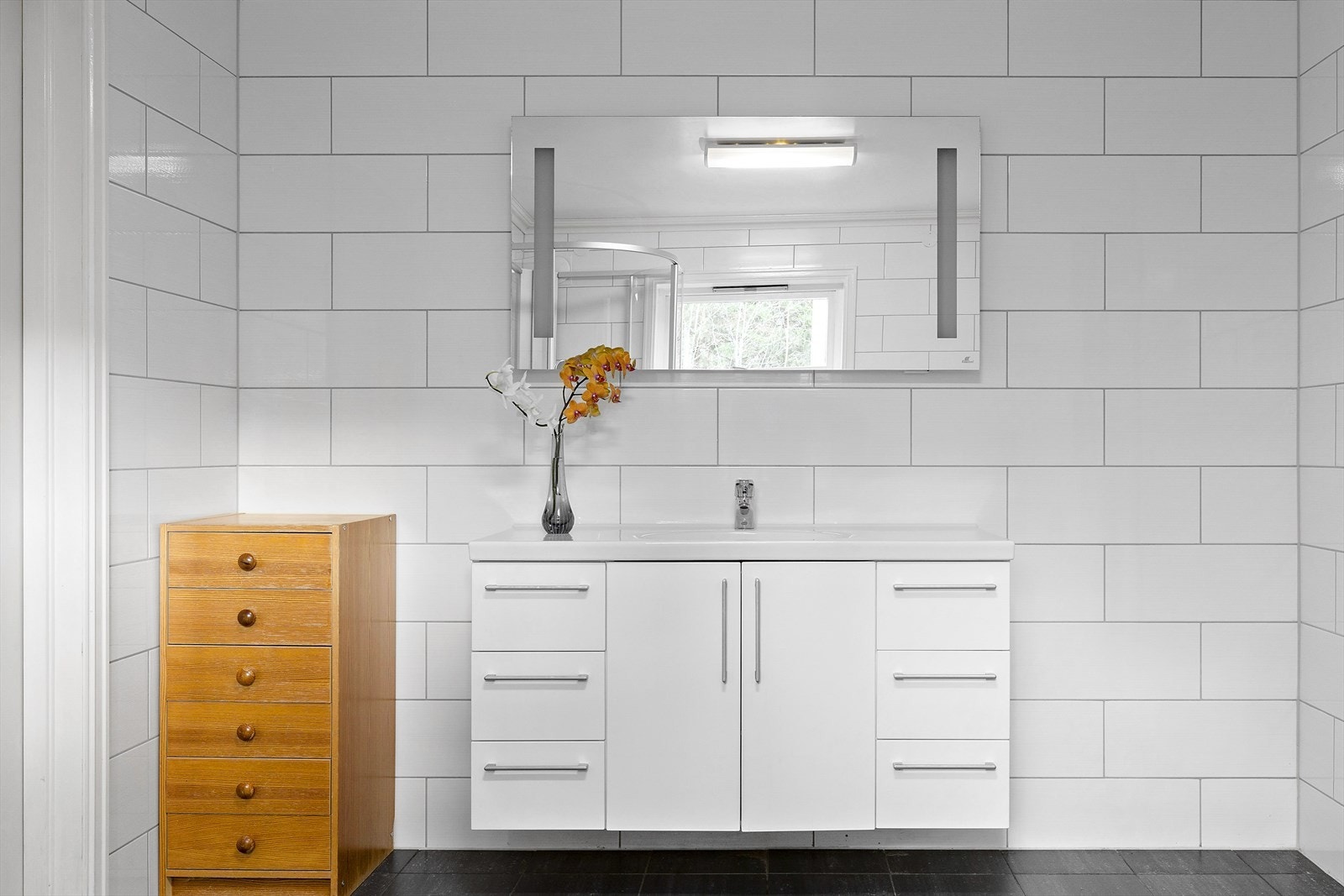 Bad i 1. etasje er renovert i 2011 Galleribilde