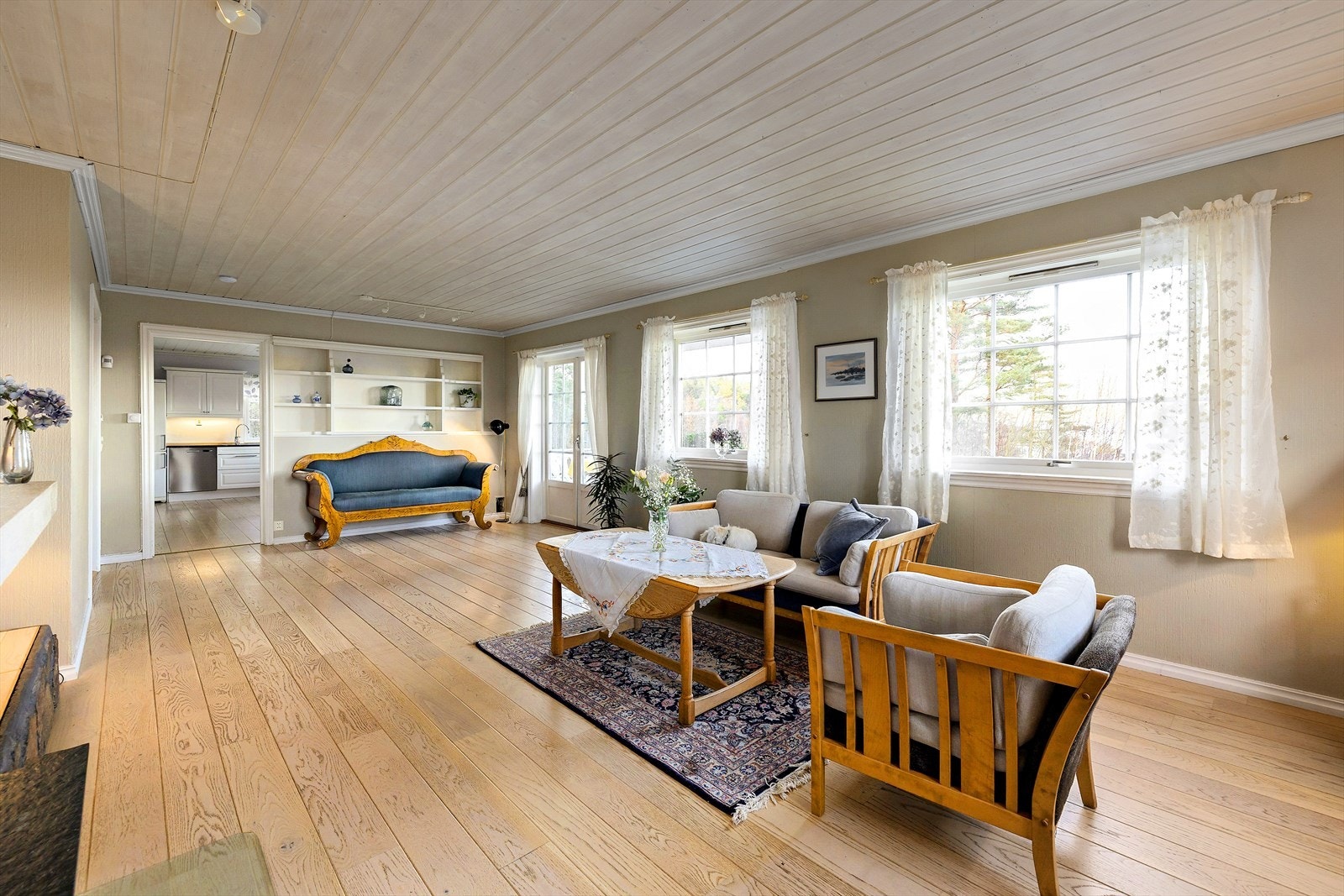 Fra stuen er det utgang til terrassen og hagen. Galleribilde