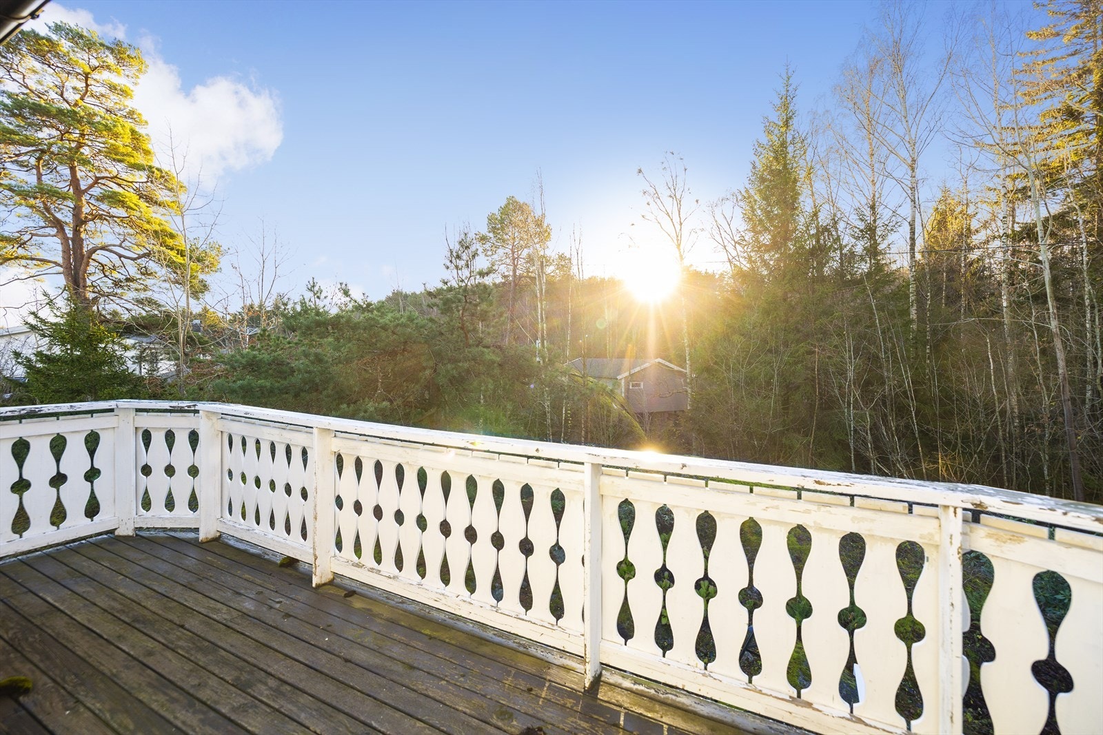 Boligen har balkong på 8 m² og 10 m² med tilgang fra henholdsvis soverom og loftsstue i 2. etasje. Galleribilde