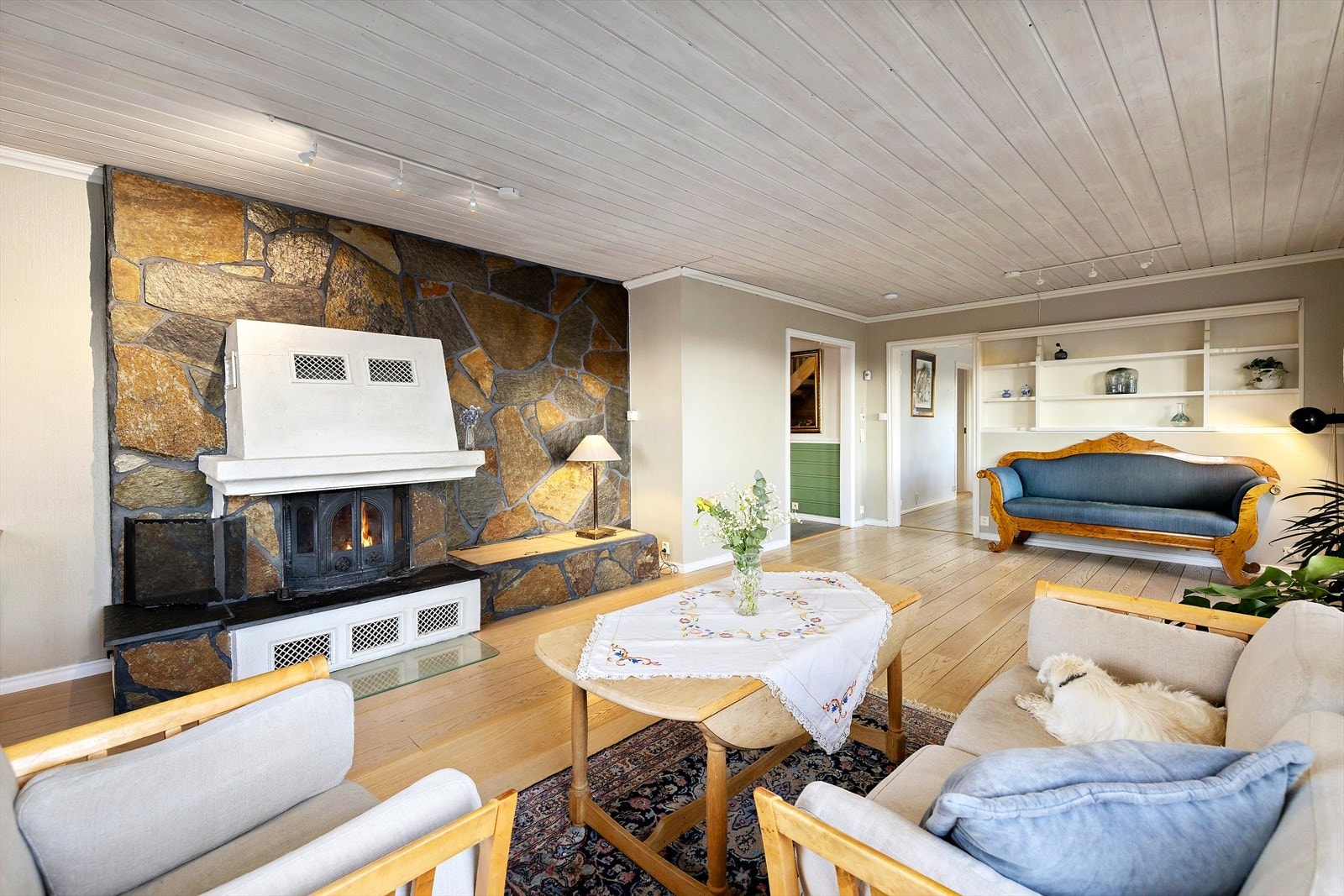 Stor peisovn belagt med skifer og innsats fra jøtul. Galleribilde