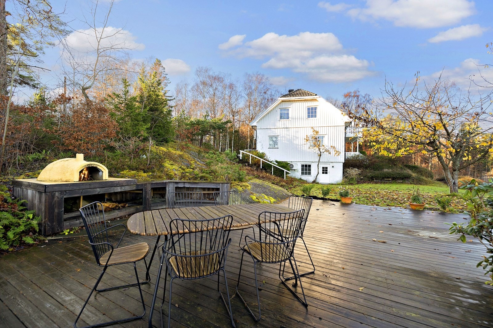 Her er det rikelig med plass for lek, uteaktiviteter, eller sommerlige selskaper i idylliske omgivelser. Hagen er perfekt for familier som ønsker å skape minner gjennom lange, lyse sommerkvelder og hyggelige sammenkomster. Galleribilde