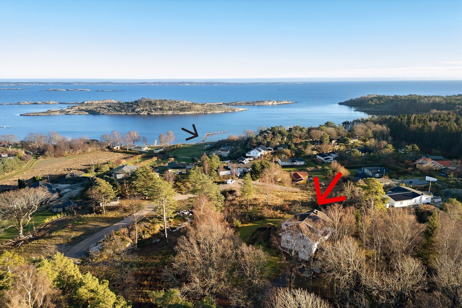 Rød pil viser boligen, sort pil viser båtplassen. Galleribilde