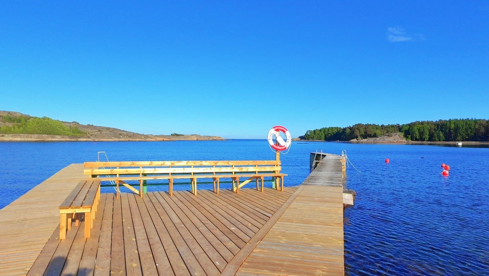 Fellesområdet ved sjøen - et samlingspunkt for lek, bading og båtliv. Her finner du nylig oppgradert brygge, gode solforhold, og plass til joller og småbåter på land i vintersesongen. Galleribilde