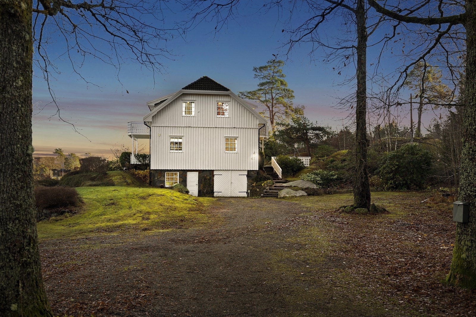 Mange av boligens bygningsdeler er originale fra byggeåret. Boligen er klar for innsats og modernisering. Galleribilde