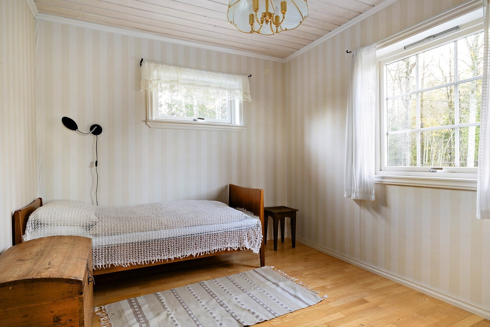 Soverommet i 1. etasje er et av 5 soverom Galleribilde