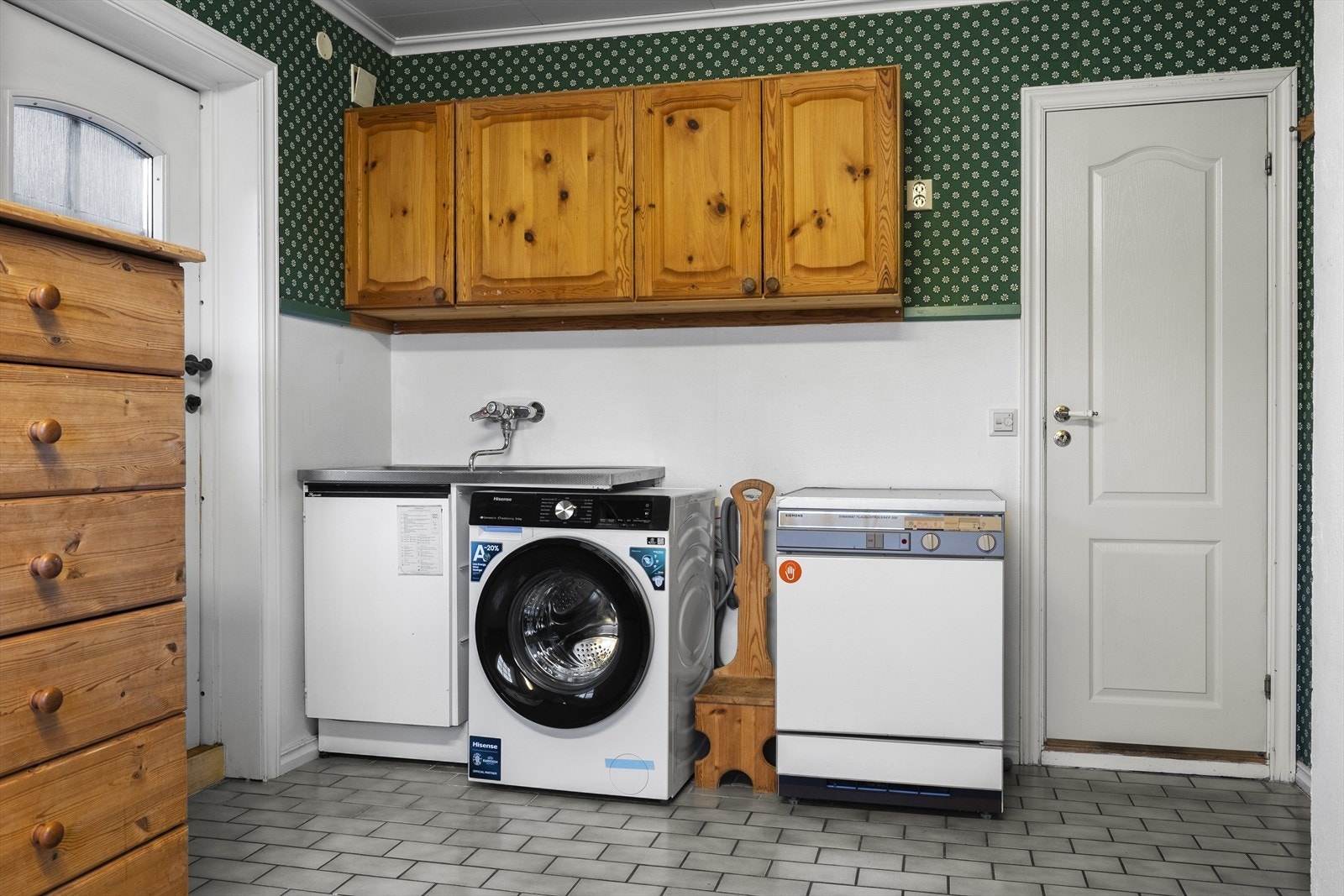 Vaskerommet er praktisk plassert i 1. etasje med opplegg for vaskemaskin og ventilasjon. Galleribilde