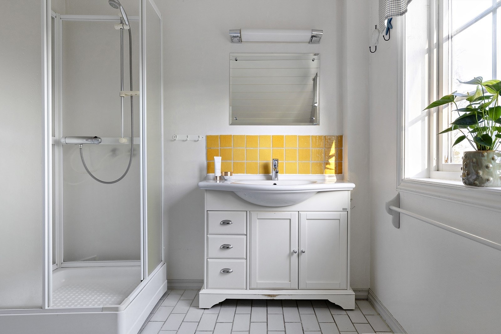 Bad i 2. etasje har fliser på gulv og malte vegger. Galleribilde