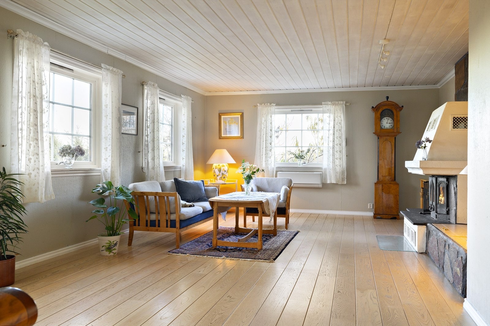 Romslig stue med god plass til sofagruppe foran peisen Galleribilde