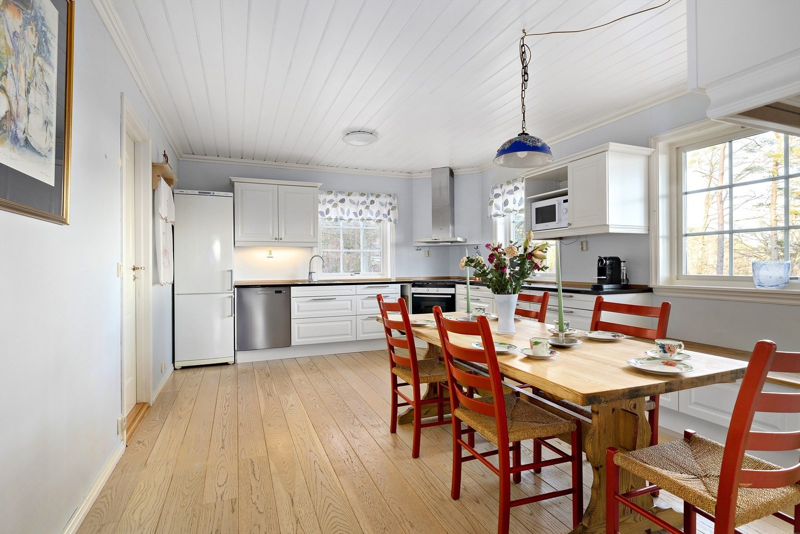 Kjøkkenet er romslig og ble oppgradert i 2014 med nye fronter og granitt benkeplate. Galleribilde