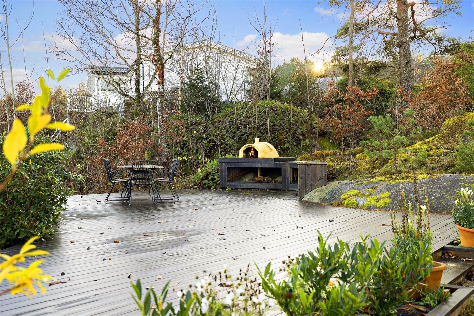 Boligen har en flott, stor hage og romslig gårdsplass som innbyr til et mangfold av aktiviteter. Galleribilde