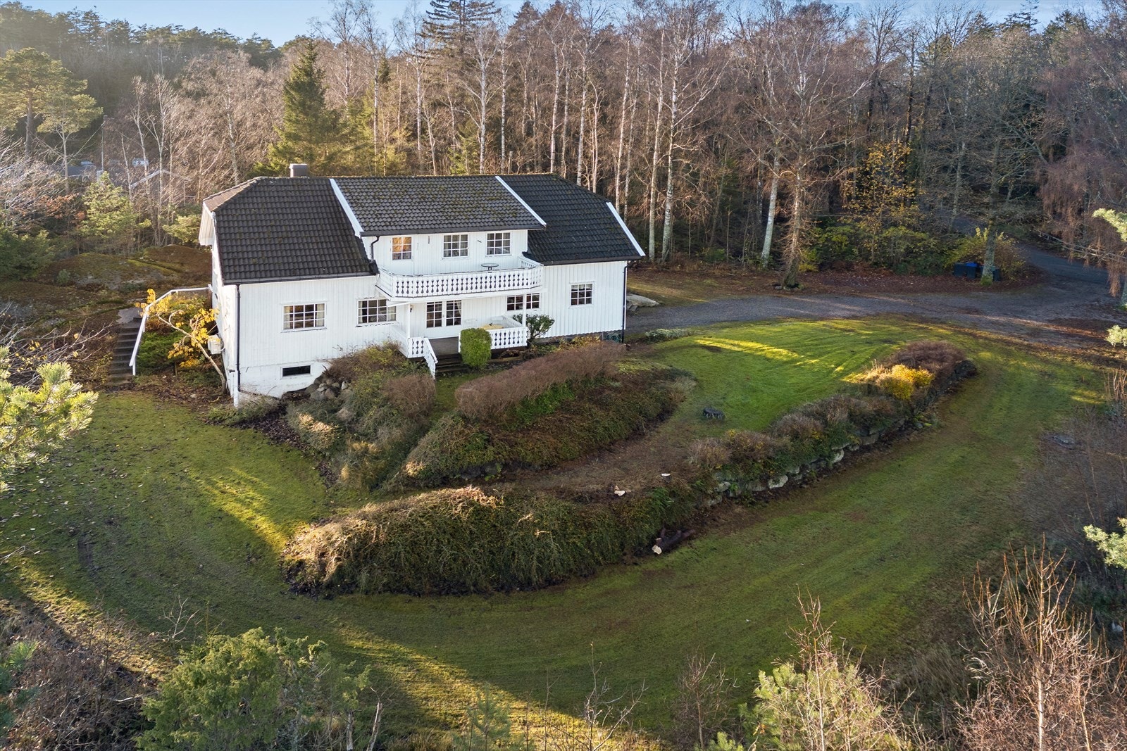 Eiendommen har en fantastisk beliggenhet nær sjøen, med kort vei til strender, svaberg og vakre kyststier. Galleribilde