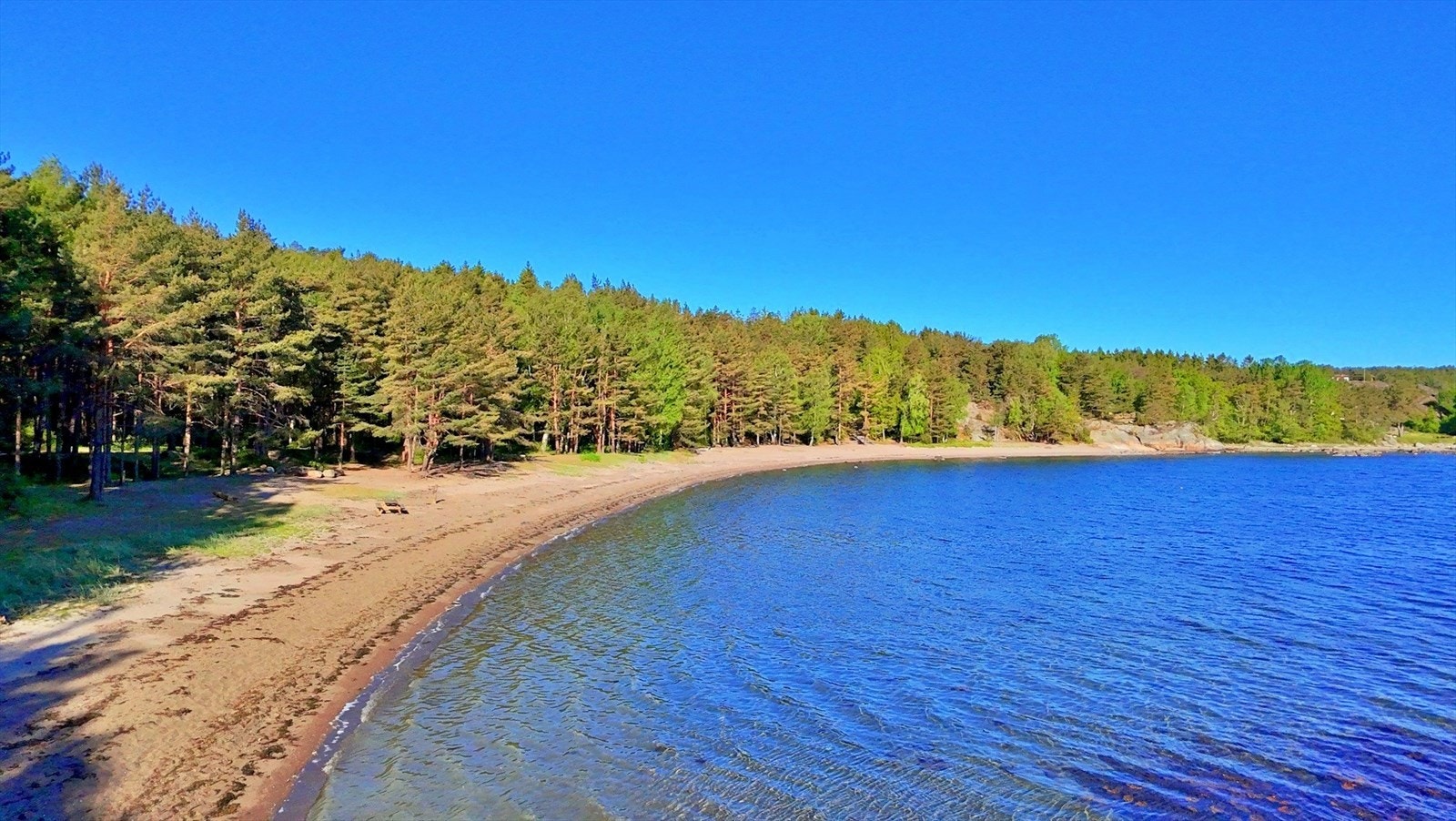 Den nydelige sandstranden i Nordre Trubervika byr på barnevennlige forhold og langgrunt vann - perfekt for både lek, bading og avslapning i naturskjønne omgivelser. Hit går man på 5 minutter Galleribilde