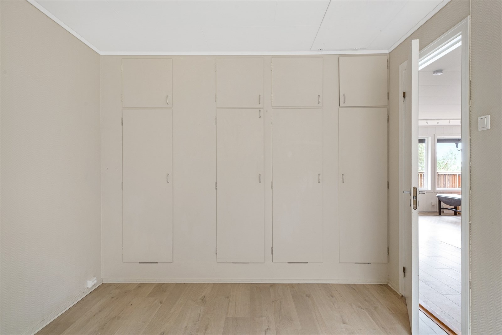 Første soverom er på 12 m² og har integrerte garderobeskap. Galleribilde