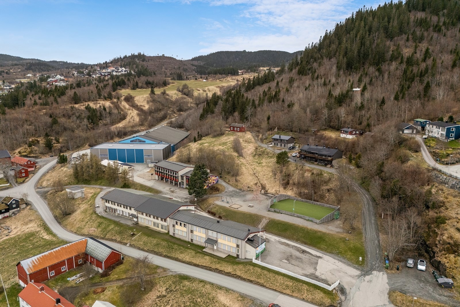 Fra eiendommen vil du ha kort vei ned til Vanvikan flerbrukshall, som består av trimrom, squashhall, klatrevegg, løpebane og fotballbane med kunstgress. Galleribilde