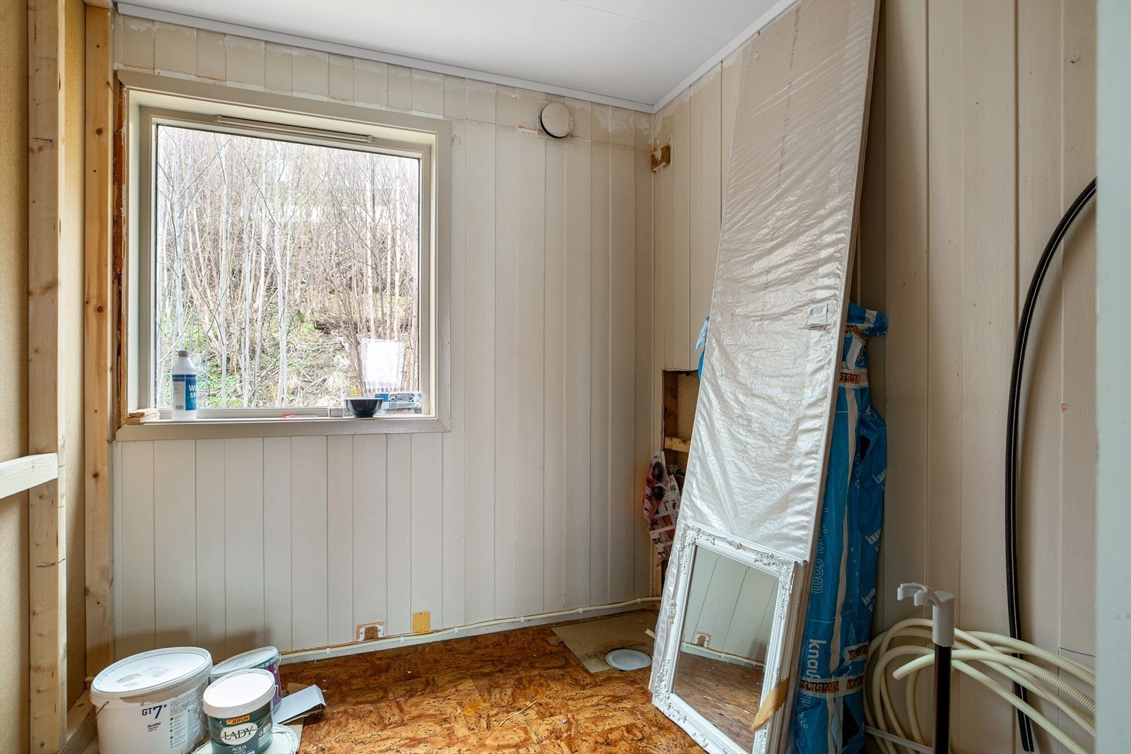 Det er klargjort for nytt bad i øverste etasje, med ferdiglagte rør til dusj, toalett og servant. Galleribilde