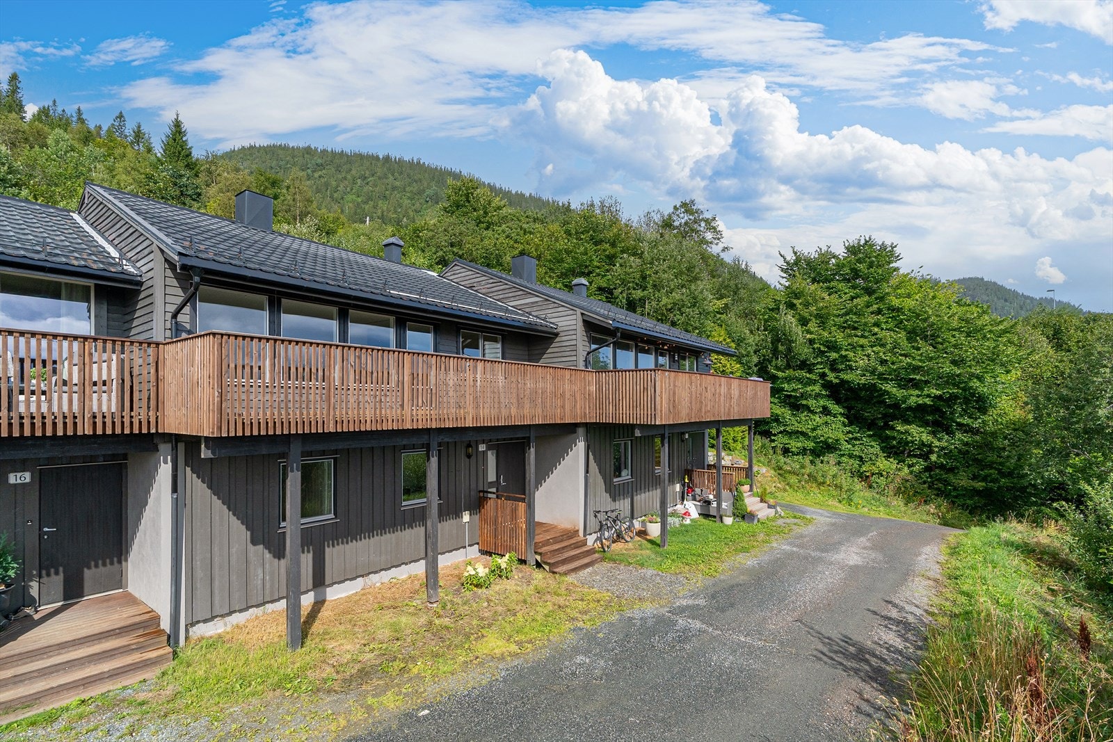 Bussholdeplass, dagligvarebutikk, flerbrukshall og hurtigbåt kun en kort spasertur unna boligen. Galleribilde