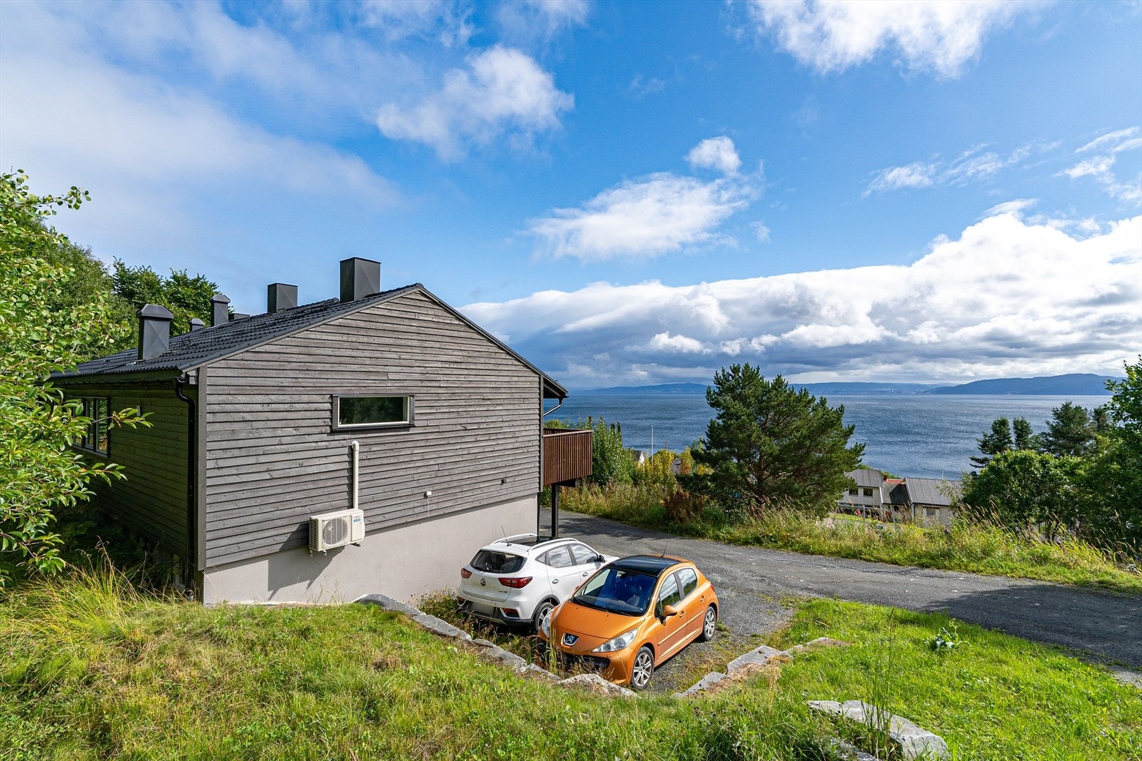 Fra eiendommen er det kort vei til både sentrum og fine turområder. Galleribilde