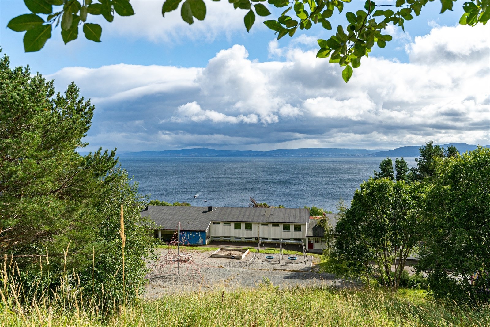 Fra Vanvikan går det hurtigbåt som tar deg til Trondheim på ca. 25 minutter. Med sin umiddelbare nærhet til Trondheim, så er det mange som jobber i Vanvikan og bor i byen, og også motsatt. Galleribilde