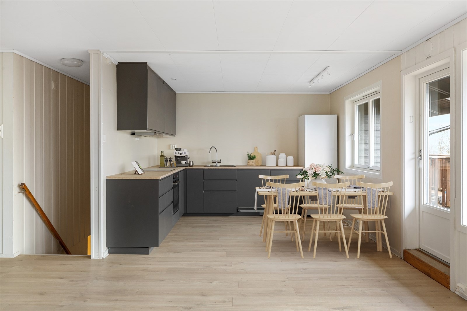 Nytt og stilfult hjørnekjøkken med mørke glatte fronter. Integrert med stekeovn, oppvaskmaskin og koketopp,. Det er etablert avtrekksvifte over koketoppen. Galleribilde