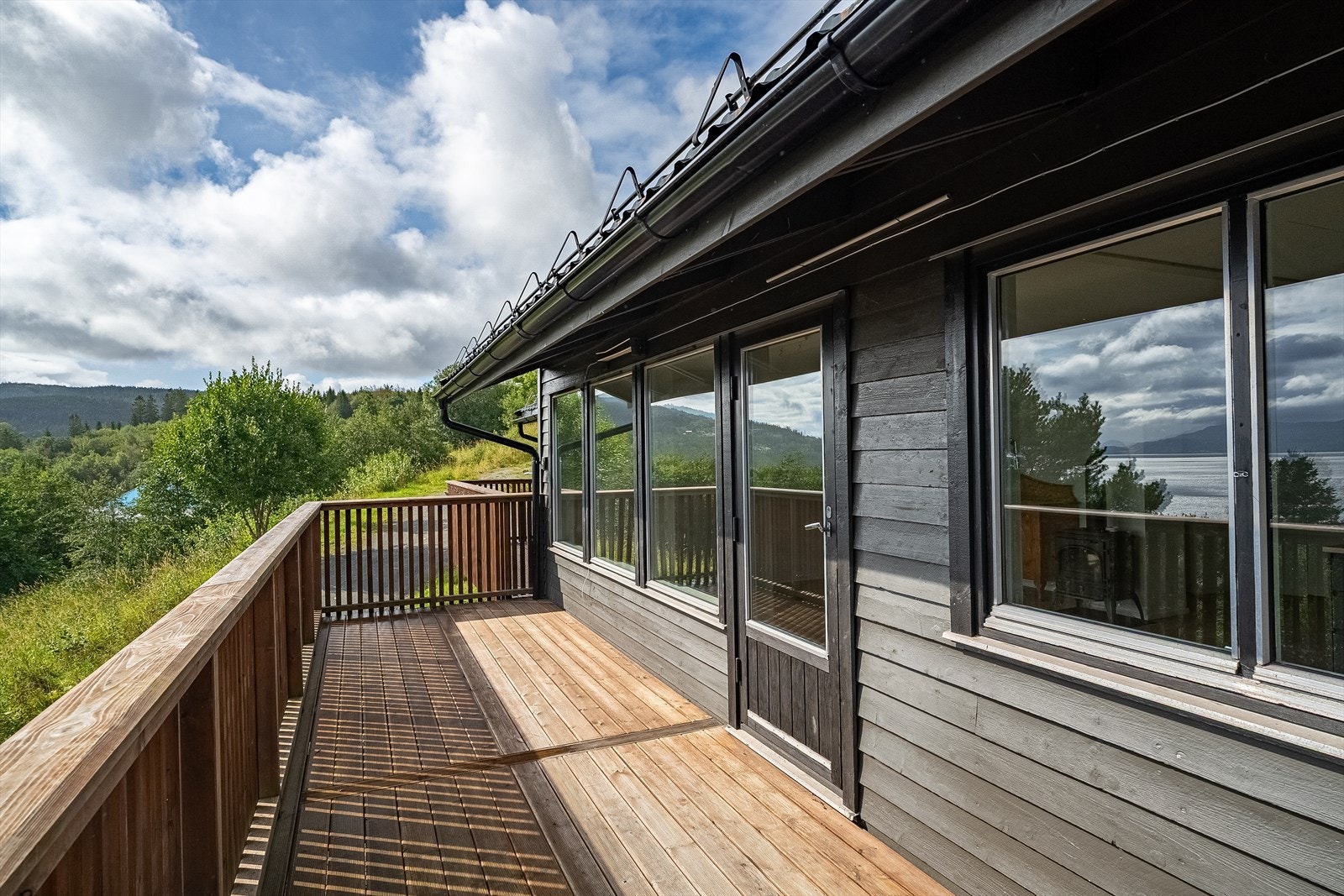 Ny veranda ble bygget i 2020 samt vedlikehold av fasade. Her har du 16 m² med god plass til flere sittegrupper. Galleribilde