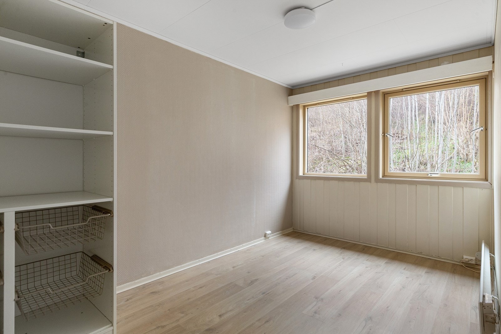 Soverom på 10 m². Det er lagt nye gulv i store deler av boligen. Galleribilde