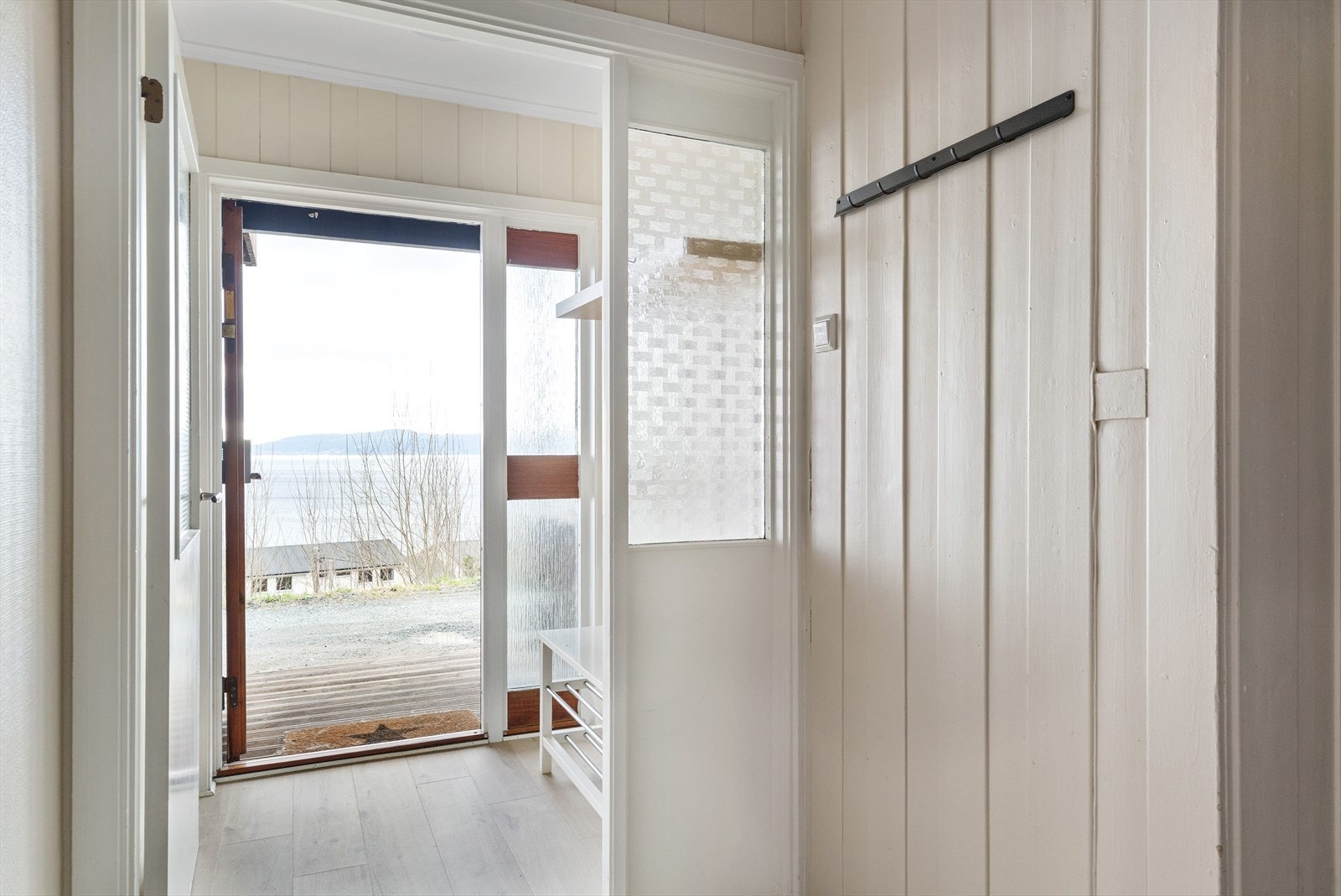 Gang med trapp på 10 m² og utgang til vindfang. Galleribilde