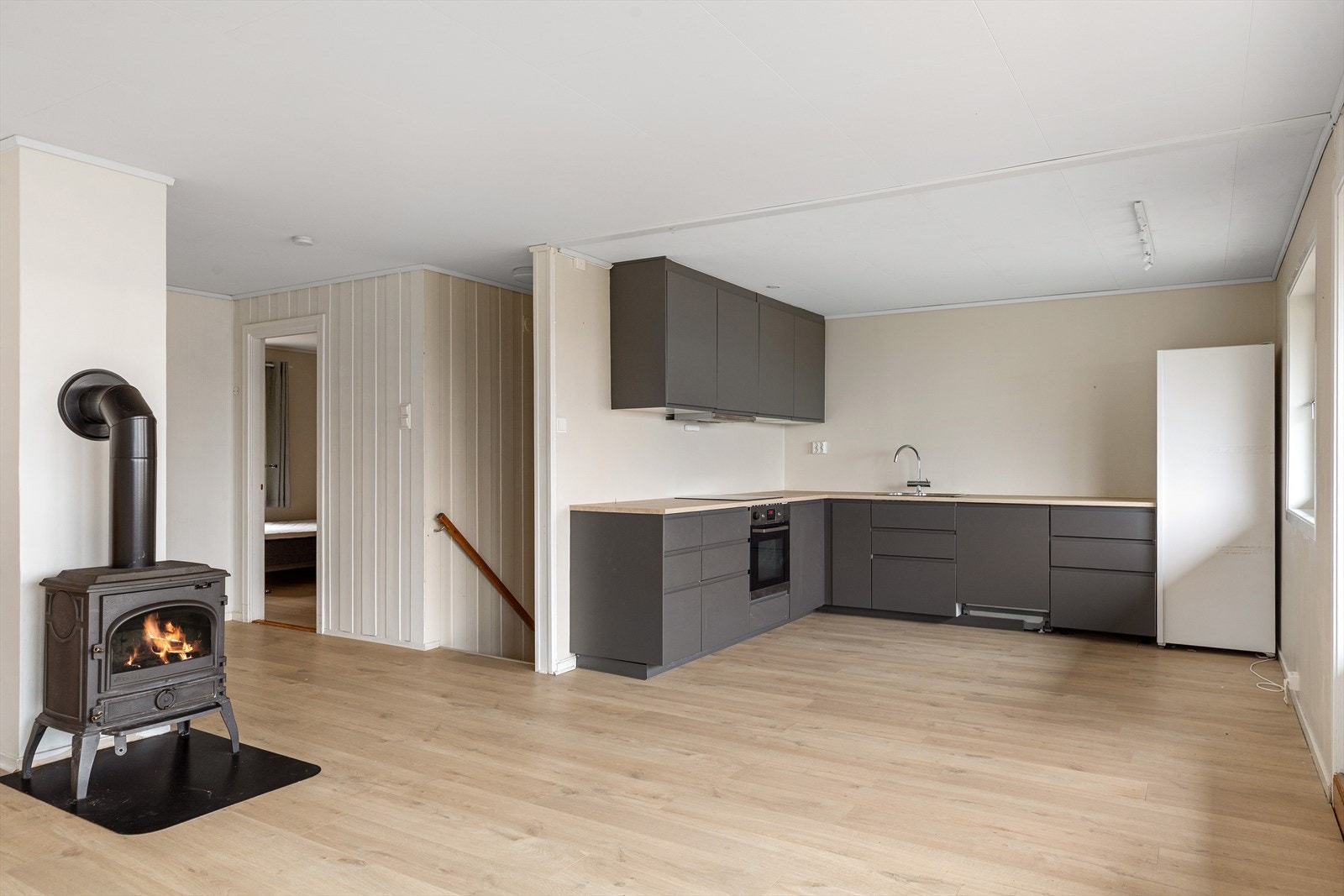 I hovedetasjen finner du en romslig stue på hele 21 m², med store vindusflater som slipper inn rikelig med dagslys. Galleribilde