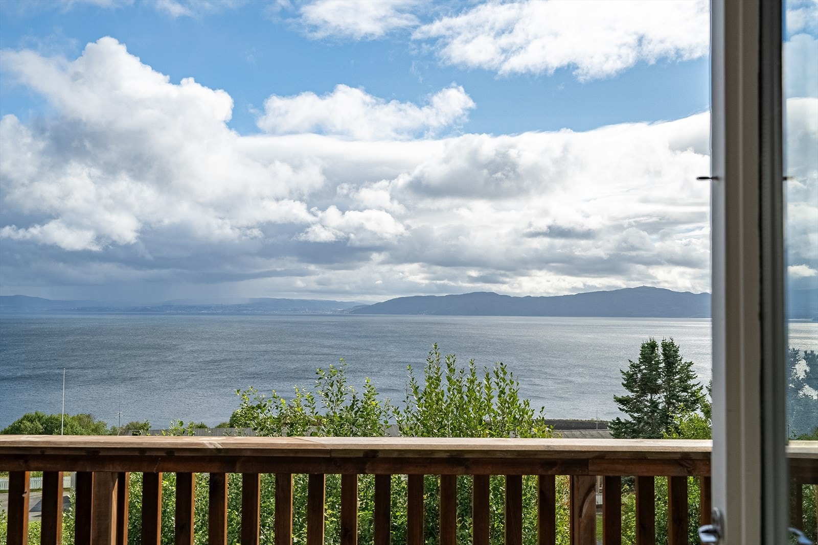 Fra verandaen har du fantastisk utsikt over Trondheimsfjorden og kan nyte sola store deler av dagen. Galleribilde