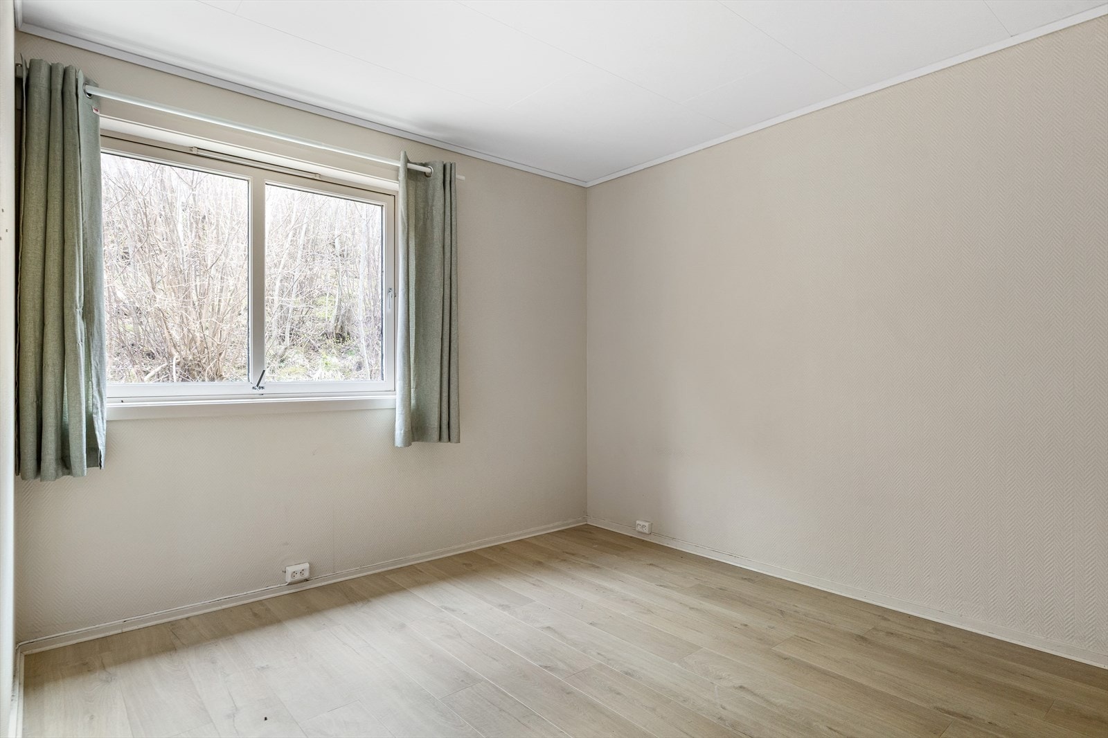 Boligen har fem soverom, to i 1. etasje og tre i sokkeletasje. Galleribilde