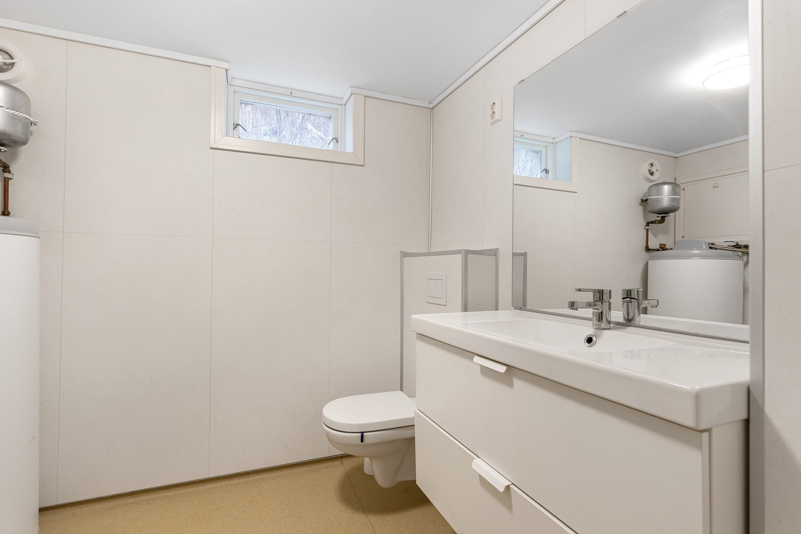 Nytt bad fra 2020. Det er etablert varme i gulv. Galleribilde