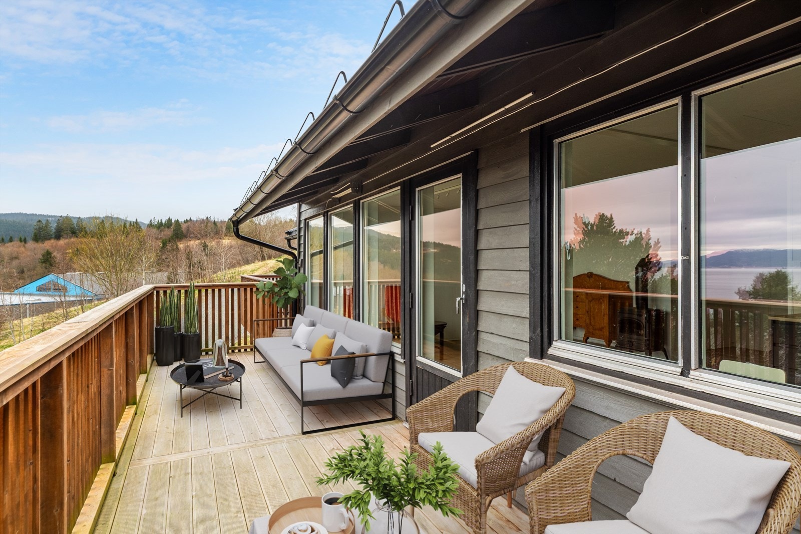 Bussholdeplass, dagligvarebutikk, flerbrukshall og hurtigbåt kun en kort spasertur unna boligen. Galleribilde