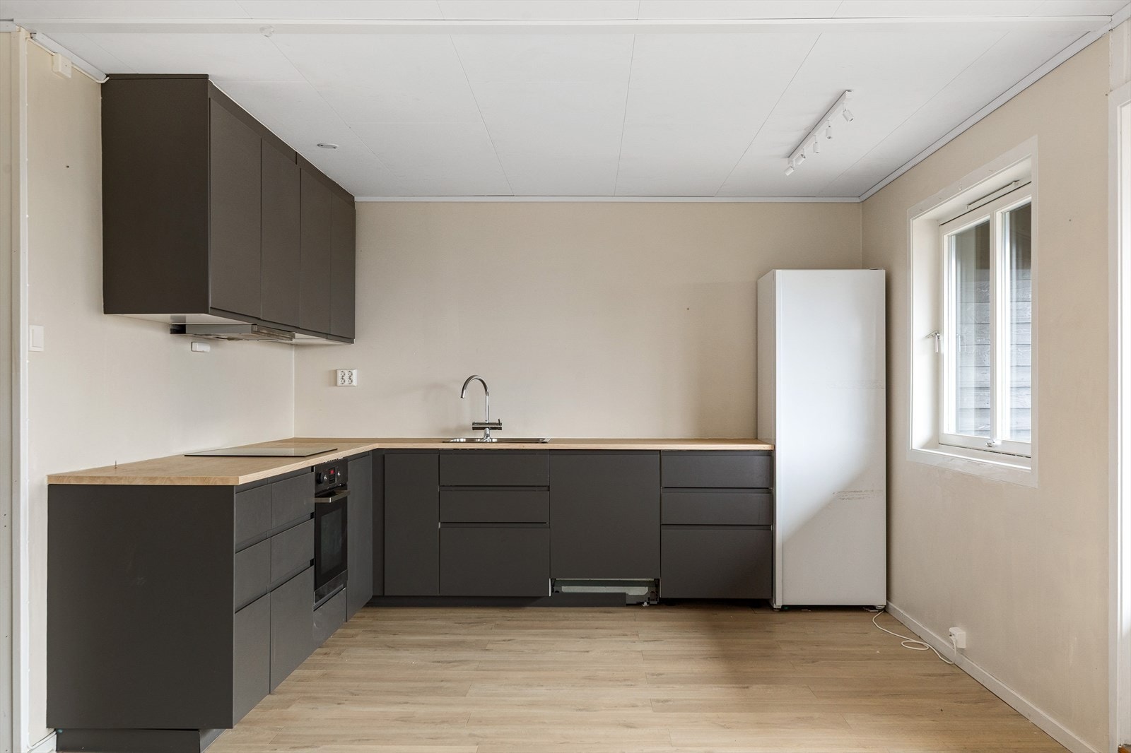 Kjøkkenet er på 10,5 m² og har god plass til spisebord ved vinduet. Galleribilde