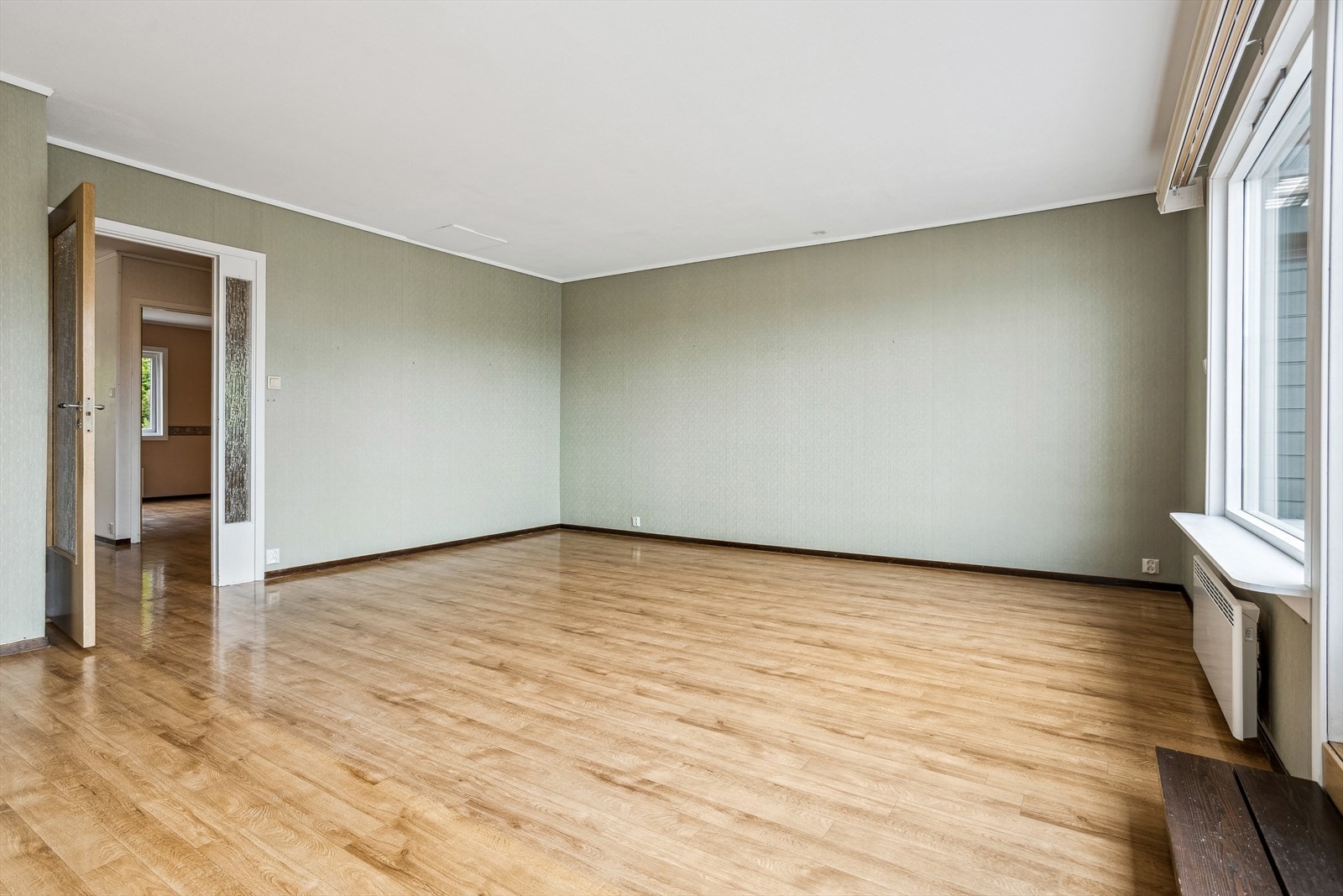 Fra stuen er det utgang til terrasse. Man kan søke om å få installert ildsted i stuen. Galleribilde