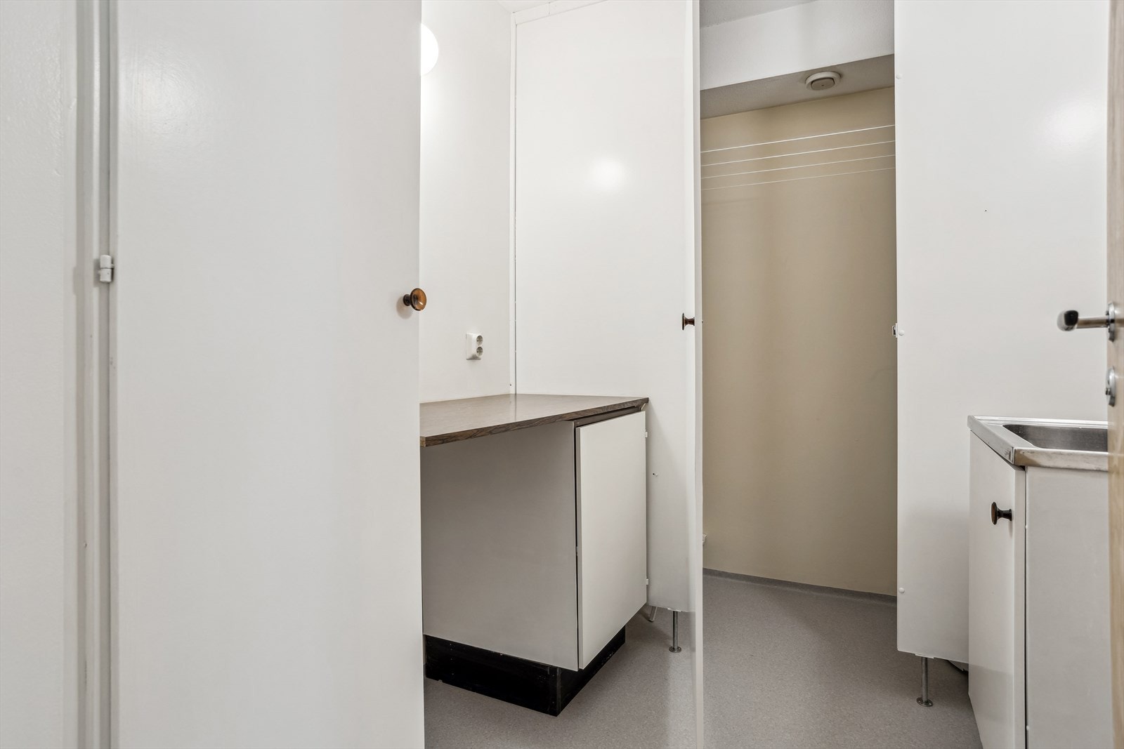 Vaskerom oppgradert i 2024/25 med ny vv.bereder, hovedkran, gulvbelegg og malte veggflater. Opplegg for vaskemaskin. Galleribilde