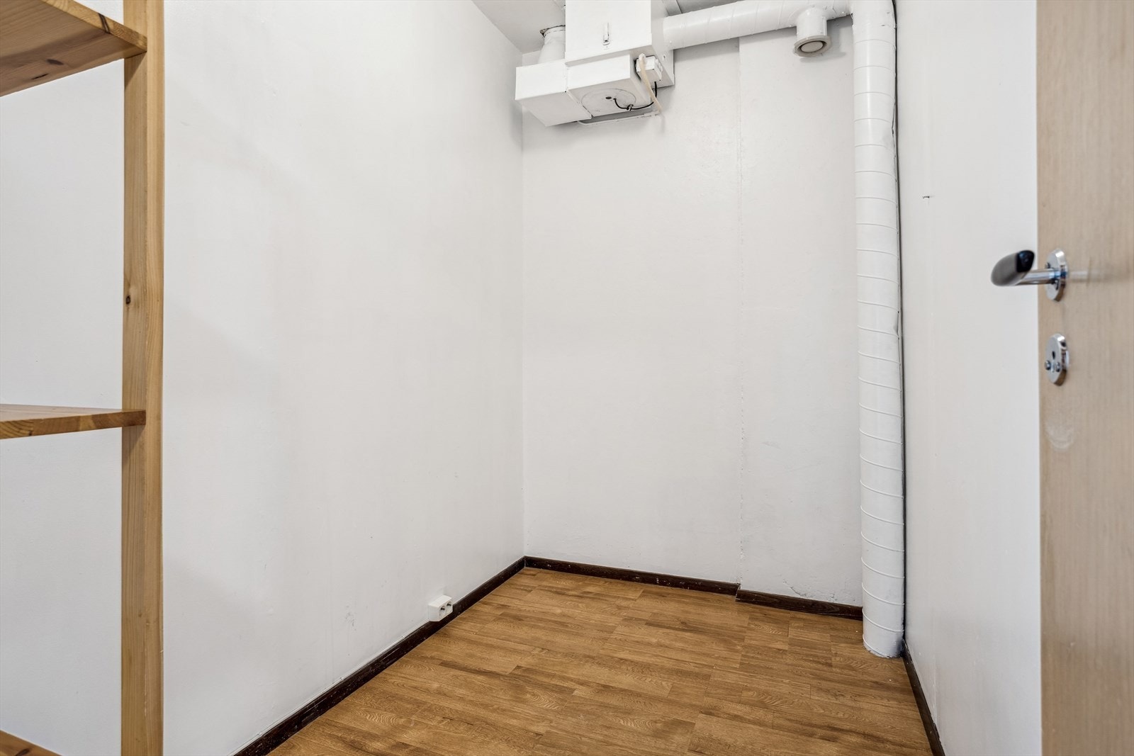 Bod på ca 4,3m²( netto ca 3,9m²) med gode oppbevaringsmuligheter. Galleribilde