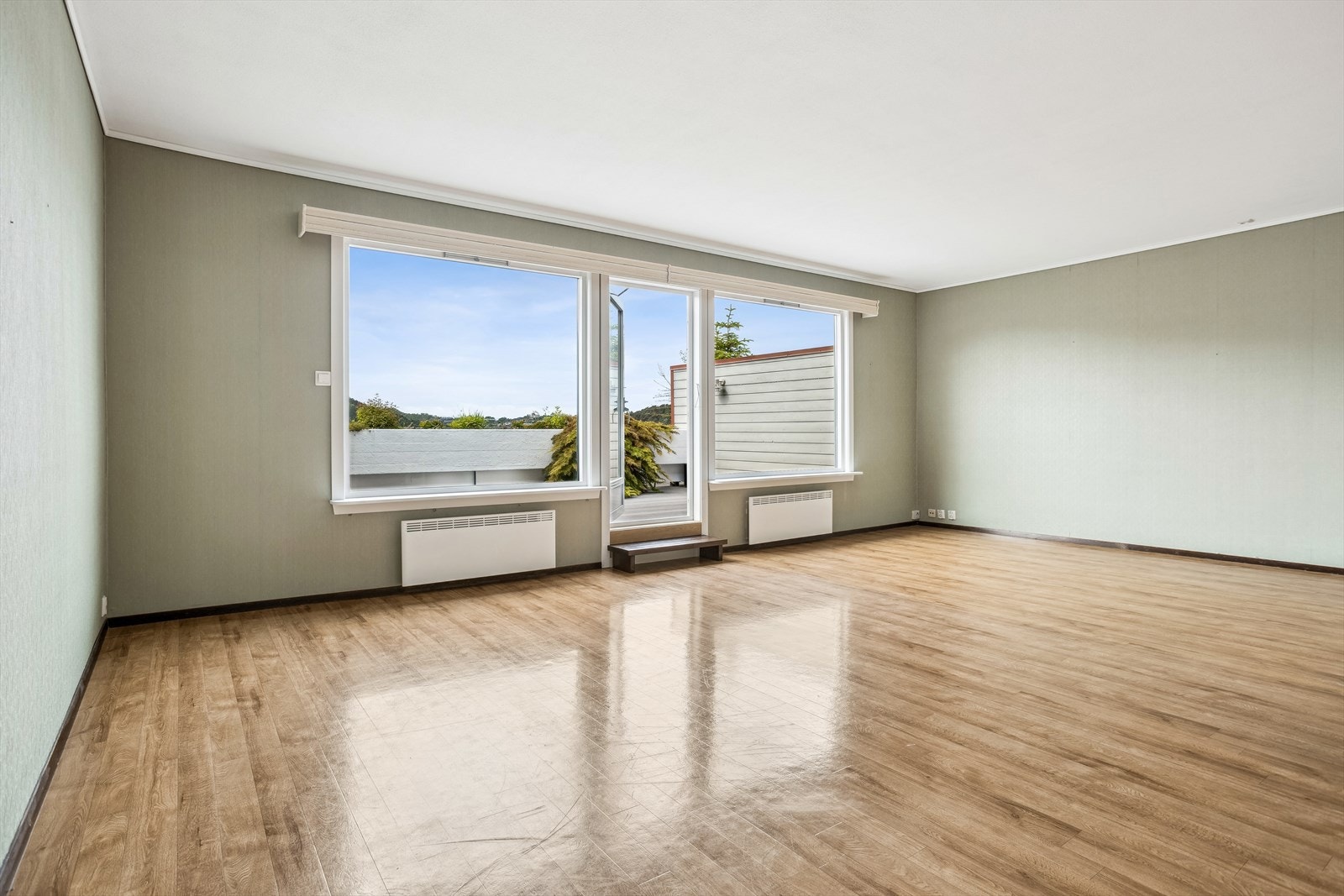 Lys og romslig stue på ca 30,8m². Galleribilde