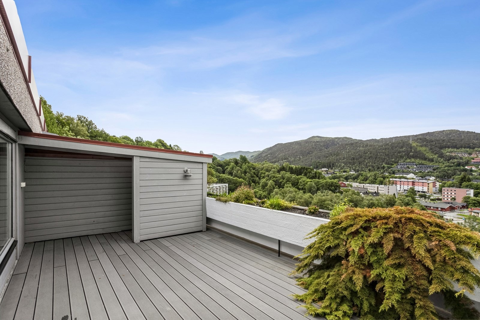 Stor terrasse på ca 24,3m² med et overbygg på ca 3,8m. Galleribilde