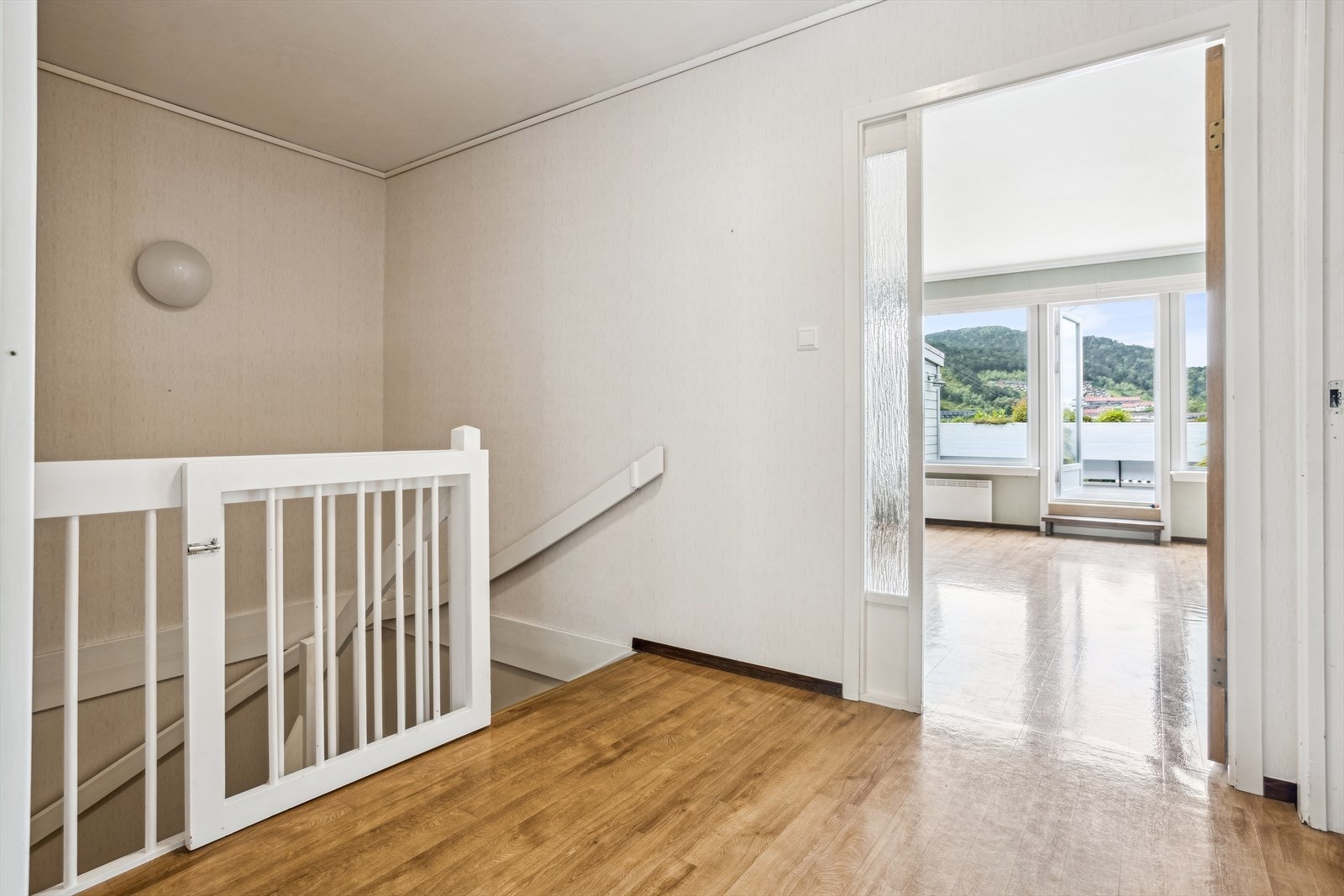 Trappen fører deg fra første etasje opp til leilighetens gang i andre etasje. Fra gangen har du adkomst til stue, kjøkken, bad, bod og soverom 3. Galleribilde