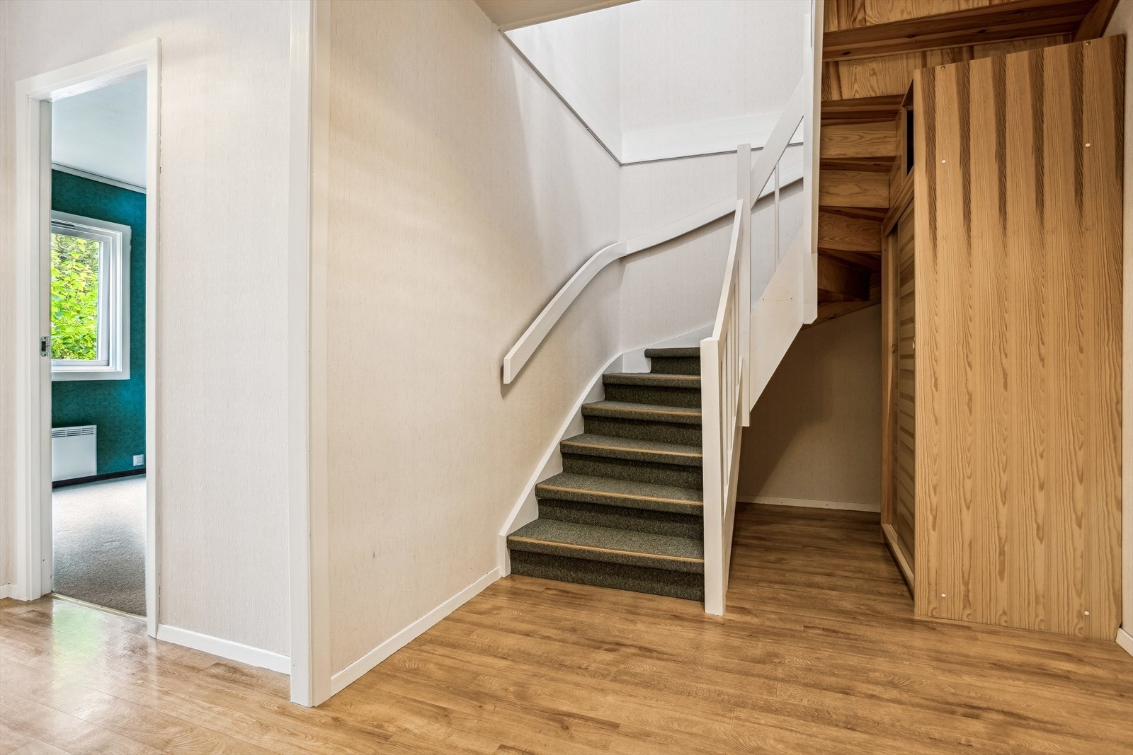 Velkommen inn i leilighetens gang! Fra gangen har du adkomst til bad, vaskerom og to soverom. Galleribilde