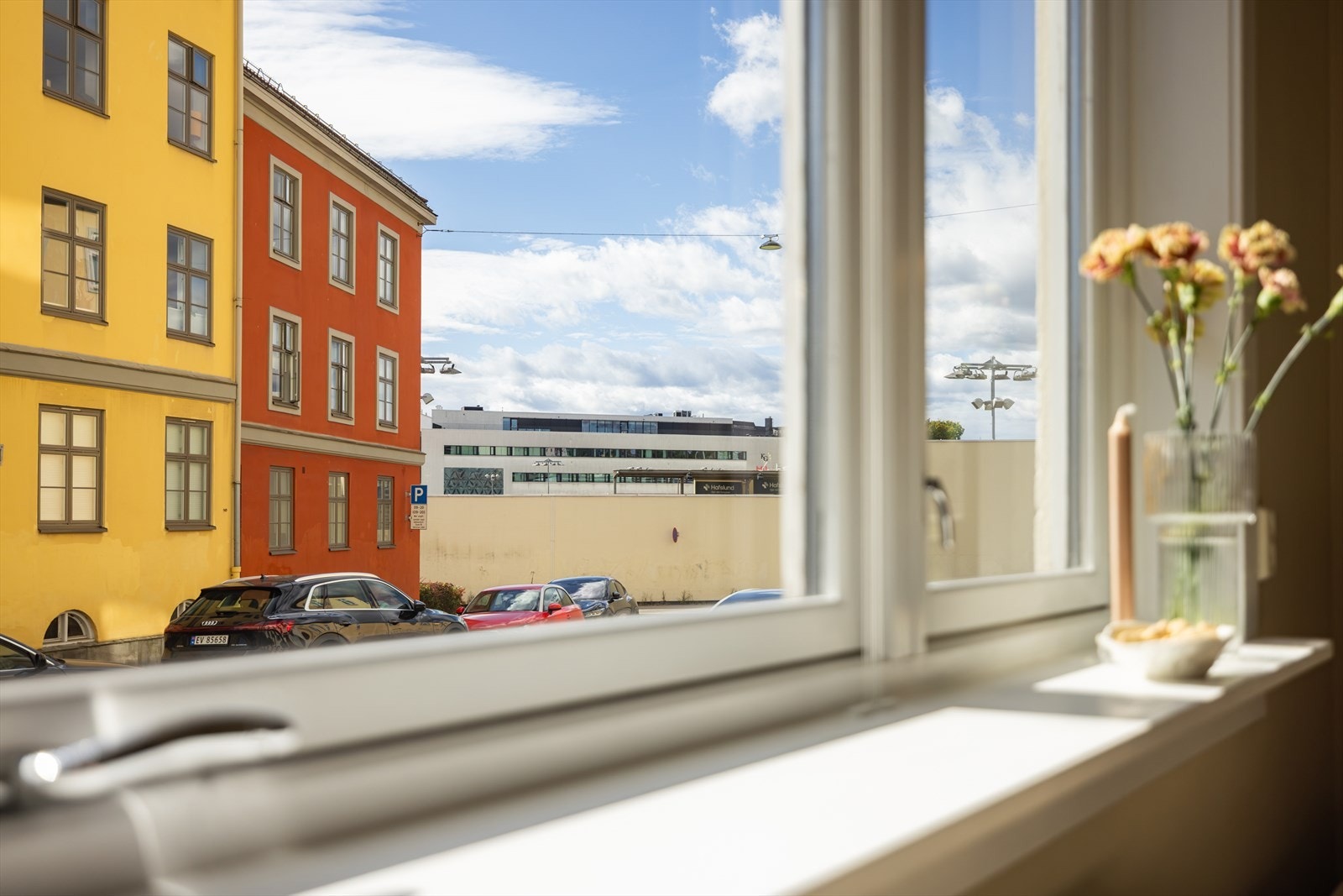 Her har du fantastisk lysinnslipp med sol fra ca. kl. 10-18. Galleribilde