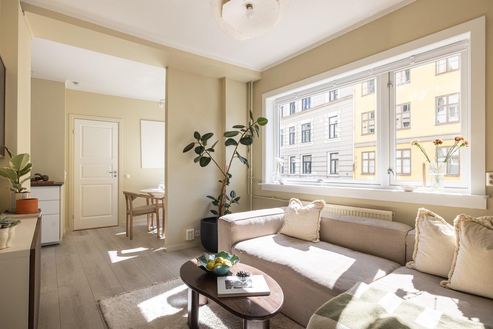 Stuen fremstår som lys og innbydende med god plass til sofagruppe og tilhørende møblement. Galleribilde