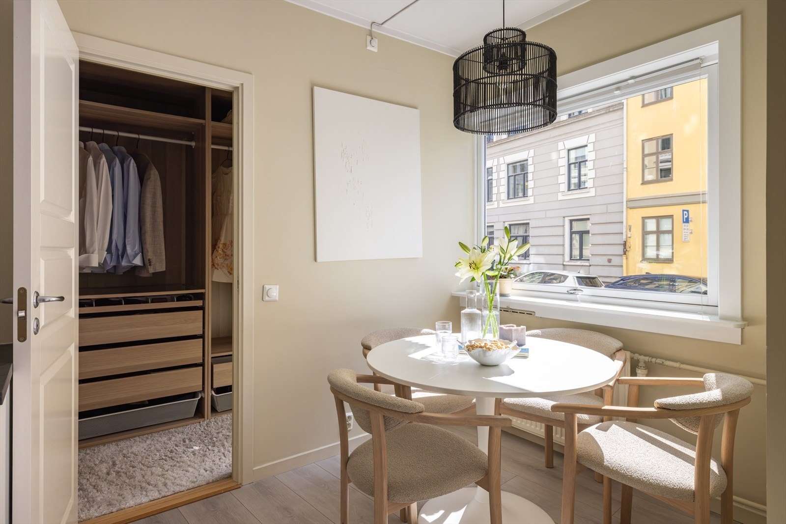 Fra spiseplassen er det adkomst til boligens soverom. Galleribilde