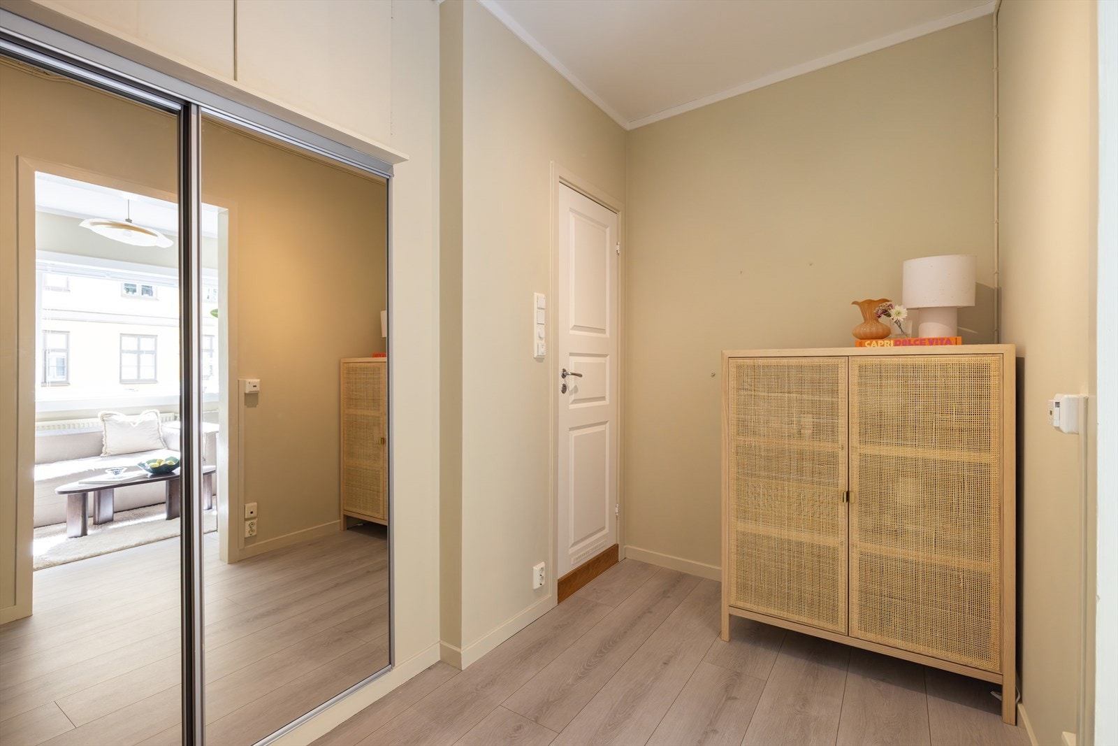 Her møtes du av en romslig og stilfull gang som setter tonen for resten av leiligheten. Galleribilde